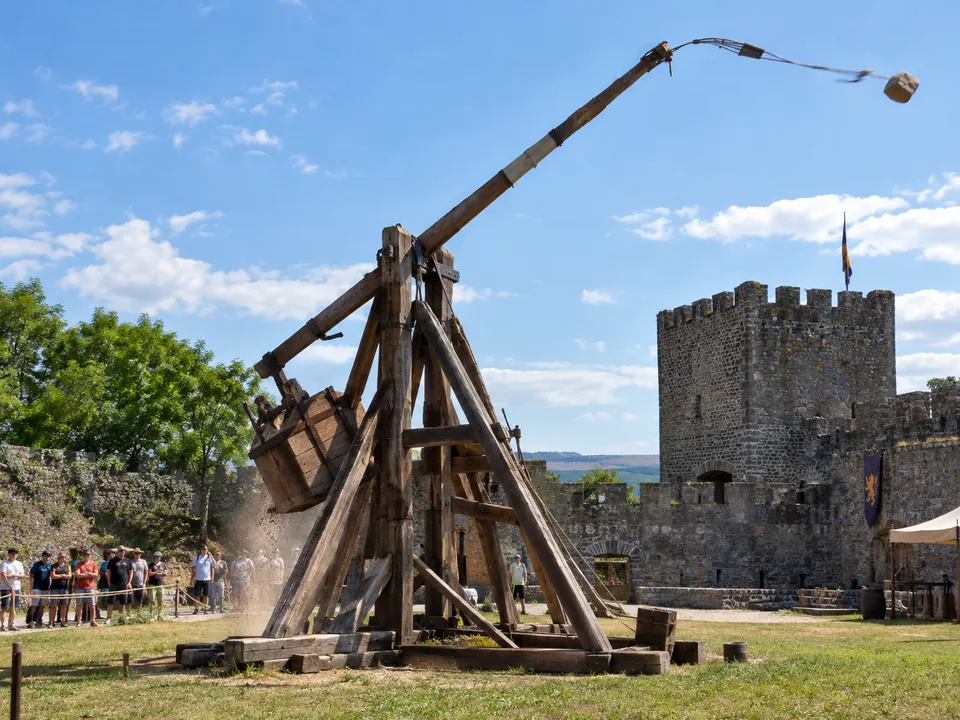 Das Trebuchet für die Schussvorführung im Château de Castelnaud